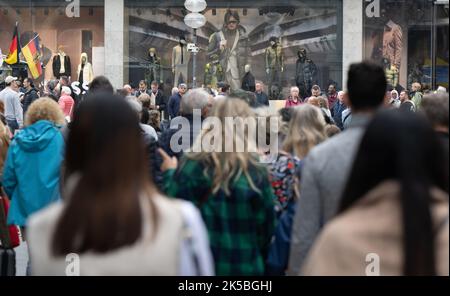 München, Deutschland. 07. Oktober 2022. Passanten laufen in der Fußgängerzone in München. Kredit: Peter Kneffel/dpa/Alamy Live Nachrichten Stockfoto