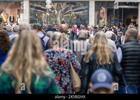 München, Deutschland. 07. Oktober 2022. Passanten laufen in der Fußgängerzone in München. Kredit: Peter Kneffel/dpa/Alamy Live Nachrichten Stockfoto