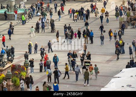 München, Deutschland. 07. Oktober 2022. Passanten laufen in der Fußgängerzone in München. Kredit: Peter Kneffel/dpa/Alamy Live Nachrichten Stockfoto