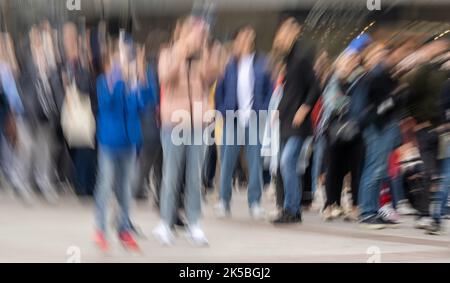 München, Deutschland. 07. Oktober 2022. Passanten laufen in der Fußgängerzone in München. Kredit: Peter Kneffel/dpa/Alamy Live Nachrichten Stockfoto