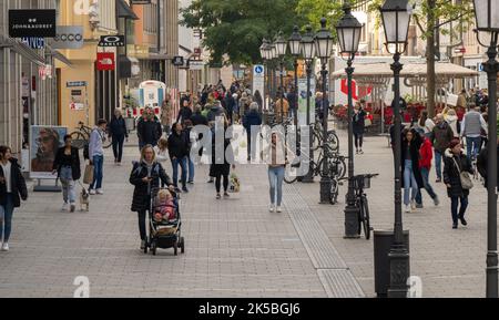 München, Deutschland. 07. Oktober 2022. Passanten laufen in der Fußgängerzone in München. Kredit: Peter Kneffel/dpa/Alamy Live Nachrichten Stockfoto