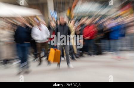 München, Deutschland. 07. Oktober 2022. Passanten laufen in der Fußgängerzone in München. Kredit: Peter Kneffel/dpa/Alamy Live Nachrichten Stockfoto