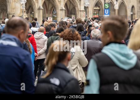 München, Deutschland. 07. Oktober 2022. Passanten laufen in der Fußgängerzone in München. Kredit: Peter Kneffel/dpa/Alamy Live Nachrichten Stockfoto