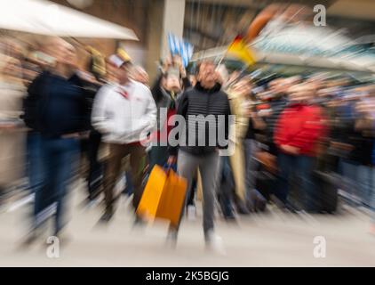 München, Deutschland. 07. Oktober 2022. Passanten laufen in der Fußgängerzone in München. Kredit: Peter Kneffel/dpa/Alamy Live Nachrichten Stockfoto