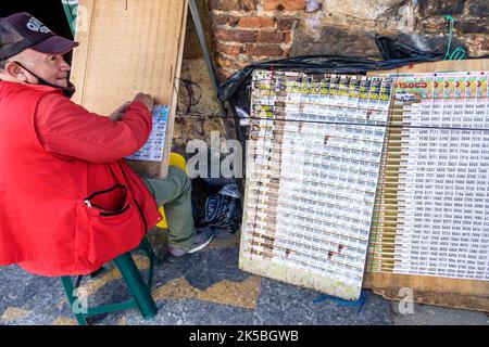 Bogota Kolumbien,Santa Fe Carrera 7 Avenida Jimenez peatonal Fußgängerzone nur Straßenhändler Lotterie-Tickets,Mann Männer männlich Verkäufer Verkauf,kolumbianische Colomb Stockfoto