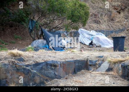 Vagrant Einrichtung eines provisorischen Tierheims auf dem Signal Hill in Kapstadt, Südafrika Stockfoto