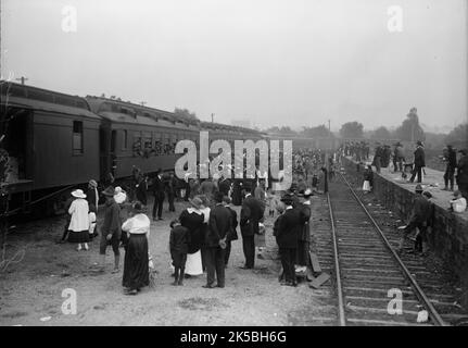 Armee, US-Truppen in Training, 1917. Massen winken aus einem Zug voller Soldaten. Stockfoto