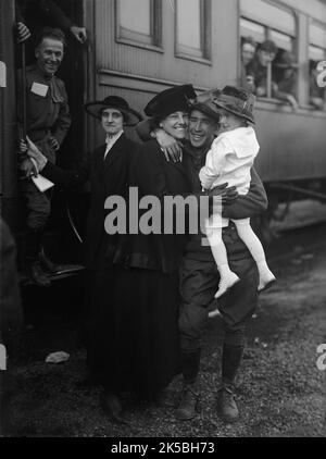 Armee, US-Truppen in Training, 1917. Der Soldat umarmt seine Familie, bevor er in einem vollgepackten Zug abfährt. Stockfoto