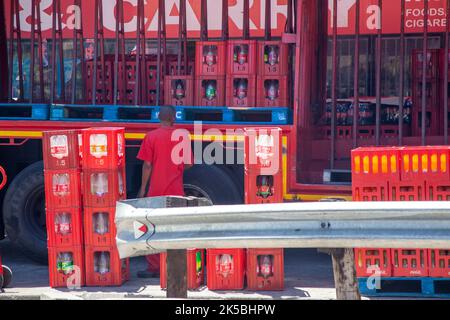 Lieferung von Coca-Cola-Flaschen und Abholung von Leergut in Kapstadt, Südafrika Stockfoto