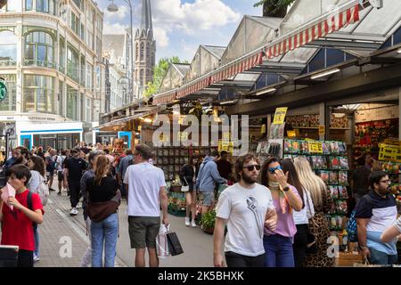 Schwimmender farbenfroher Blumenmarkt (Bloemenmarkt) auf dem Singel im Zentrum von Amsterdam. Beliebter Ort für Touristen. Stockfoto