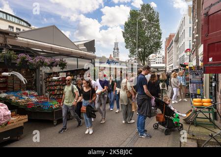 Schwimmender farbenfroher Blumenmarkt (Bloemenmarkt) auf dem Singel im Zentrum von Amsterdam. Beliebter Ort für Touristen. Stockfoto