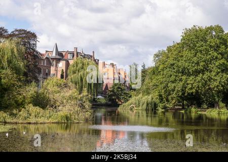 Teure Häuser am Rande des Vondelparks im Zentrum von Amsterdam. Stockfoto