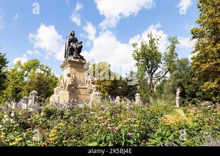 Statue von Joost van den Vondel im Vondelpark in der Hauptstadt Amsterdam. Stockfoto