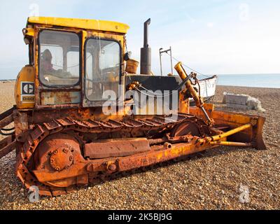 Am Strand von Aldeburgh, Suffolk, befindet sich ein Traktor, der von Fischern genutzt wird Stockfoto