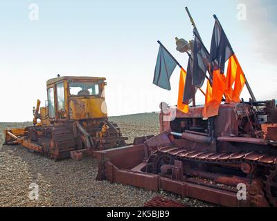 Am Strand von Aldeburgh, Suffolk, befindet sich ein Traktor, der von Fischern genutzt wird Stockfoto