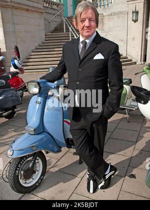 Ein elegant gekleideter Mann bei einer Mod-Veranstaltung in Brighton Stockfoto