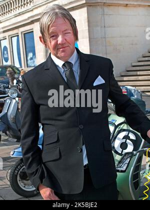 Ein elegant gekleideter Mann bei einer Mod-Veranstaltung in Brighton Stockfoto