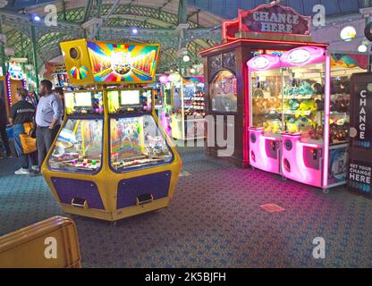 Spaß in einer Spielhalle in Brighton Stockfoto