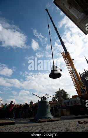 Kutna Hora, Tschechische Republik. 07. Oktober 2022. Die restaurierten Glocken Michal und Ludvik werden am Jesuitenturm in Kutna Hora, Tschechische Republik, am 7. Oktober 2022 wieder installiert. Quelle: Josef Vostarek/CTK Photo/Alamy Live News Stockfoto