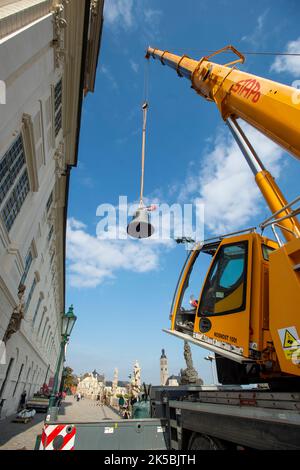 Kutna Hora, Tschechische Republik. 07. Oktober 2022. Die restaurierten Glocken Michal und Ludvik werden am Jesuitenturm in Kutna Hora, Tschechische Republik, am 7. Oktober 2022 wieder installiert. Quelle: Josef Vostarek/CTK Photo/Alamy Live News Stockfoto