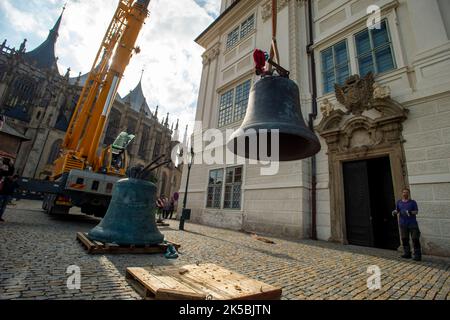 Kutna Hora, Tschechische Republik. 07. Oktober 2022. Die restaurierten Glocken Michal und Ludvik werden am Jesuitenturm in Kutna Hora, Tschechische Republik, am 7. Oktober 2022 wieder installiert. Quelle: Josef Vostarek/CTK Photo/Alamy Live News Stockfoto