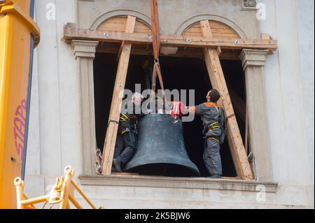 Kutna Hora, Tschechische Republik. 07. Oktober 2022. Die restaurierten Glocken Michal und Ludvik werden am Jesuitenturm in Kutna Hora, Tschechische Republik, am 7. Oktober 2022 wieder installiert. Quelle: Josef Vostarek/CTK Photo/Alamy Live News Stockfoto