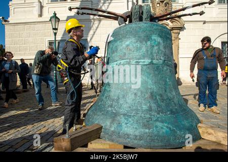 Kutna Hora, Tschechische Republik. 07. Oktober 2022. Die restaurierten Glocken Michal und Ludvik werden am Jesuitenturm in Kutna Hora, Tschechische Republik, am 7. Oktober 2022 wieder installiert. Quelle: Josef Vostarek/CTK Photo/Alamy Live News Stockfoto