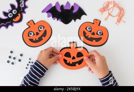 Kind macht halloween-Dekorationen Stockfoto