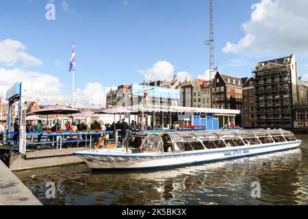 Amsterdam, Niederlande. Oktober 2022. Die Grachtenboote fahren auf den Grachten von Amsterdam. Hochwertige Fotos Stockfoto