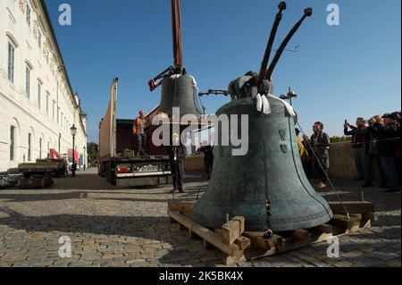 Kutna Hora, Tschechische Republik. 07. Oktober 2022. Die restaurierten Glocken Michal und Ludvik werden am Jesuitenturm in Kutna Hora, Tschechische Republik, am 7. Oktober 2022 wieder installiert. Quelle: Josef Vostarek/CTK Photo/Alamy Live News Stockfoto