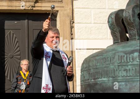 Kutna Hora, Tschechische Republik. 07. Oktober 2022. Die restaurierten Glocken Michal und Ludvik werden am Jesuitenturm in Kutna Hora, Tschechische Republik, am 7. Oktober 2022 wieder installiert. Quelle: Josef Vostarek/CTK Photo/Alamy Live News Stockfoto