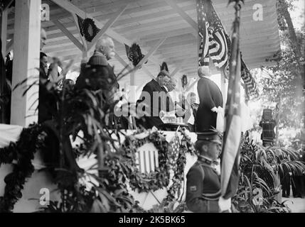 Statue des Commodore John Barry enthüllt, Washington DC, 16. Mai 1914. US-Präsident Woodrow Wilson und Sekretär Josephus Daniels hören sich die Rede an. Stockfoto