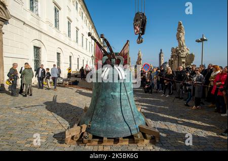 Kutna Hora, Tschechische Republik. 07. Oktober 2022. Die restaurierten Glocken Michal und Ludvik werden am Jesuitenturm in Kutna Hora, Tschechische Republik, am 7. Oktober 2022 wieder installiert. Quelle: Josef Vostarek/CTK Photo/Alamy Live News Stockfoto