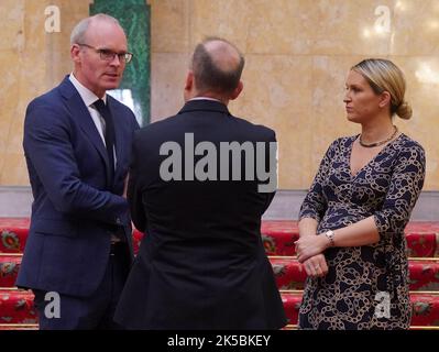 (Von links nach rechts) der irische Außenminister Simon Coveney, der nordirische Staatssekretär Chris Heaton-Harris und die Justizministerin Helen McEntee vor der Teilnahme an einer Pressekonferenz während der britisch-irischen Regierungskonferenz im Lancaster House in London. Bilddatum: Freitag, 7. Oktober 2022. Stockfoto