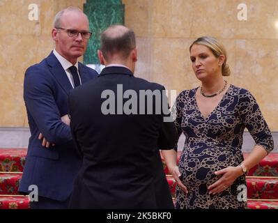 (Von links nach rechts) der irische Außenminister Simon Coveney, der nordirische Staatssekretär Chris Heaton-Harris und die Justizministerin Helen McEntee vor der Teilnahme an einer Pressekonferenz während der britisch-irischen Regierungskonferenz im Lancaster House in London. Bilddatum: Freitag, 7. Oktober 2022. Stockfoto