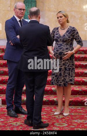 (Von links nach rechts) der irische Außenminister Simon Coveney, der nordirische Staatssekretär Chris Heaton-Harris und die Justizministerin Helen McEntee vor der Teilnahme an einer Pressekonferenz während der britisch-irischen Regierungskonferenz im Lancaster House in London. Bilddatum: Freitag, 7. Oktober 2022. Stockfoto