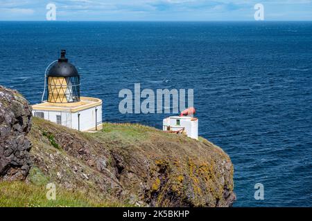 Leuchtturm von St ABB Head auf einer Felswand mit Nebelhorn auf einer Klippe über der Nordsee, Berwickshire, Schottland, Großbritannien Stockfoto