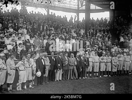 Baseballspiele, Kongress - Teams Und Publikum: Byrnes, James Francis; Rodgers, John Jacob;, Harrison, Pat; Farr, John Richard, 1917. US-Politiker: James Francis Byrnes, Rep. Aus South Carolina, 1911-1925; John Jacob Rodgers, Rep. Aus Massachusetts, 1913-1925; Pat Harrison, Rep. Aus Mississippi, 1911-1919, Senator, 1919-; John Richard Farr, Rep. Aus Pennsylvania, 1911-1919. Stockfoto