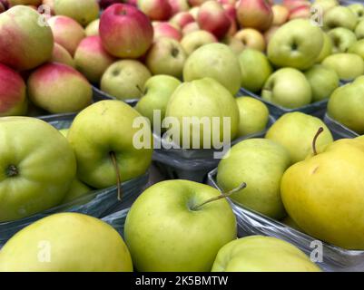 Körbe mit frisch geernteten Äpfeln an einem Stand am Straßenrand in New York. Stockfoto