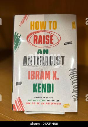 Eine Kopie des Buches How to Raise an Antirassist von Ibram X Kendi, das in einer öffentlichen Bibliothek ausgestellt ist. Stockfoto