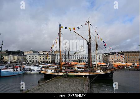 Helsinki, Finnland - 6. Oktober 2022: Die Baltic Hering Fair auf Oсtober 2022 in Helsinki. Die Baltic Hering Fair ist die älteste traditionelle Veranstaltung in Helsinki und findet seit 1743 jährlich Anfang Oktober statt. Fischer aus der ganzen Südküste Finnlands versammeln sich auf dem Marktplatz, um ihre besten Produkte zu verkaufen Stockfoto