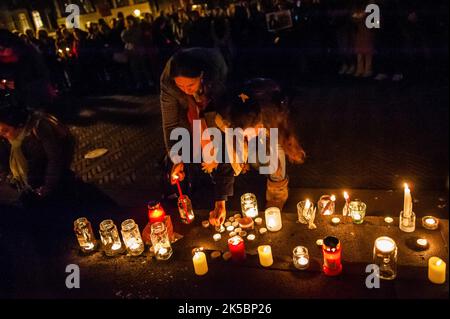 Utrecht, Niederlande. 06. Oktober 2022. Die Menschen sahen Kerzen anzünden. Im Stadtzentrum von Utrecht veranstaltete eine Gruppe junger Iraner zusammen mit niederländischen Freunden eine Mahnwache, um all diesen mutigen Frauen, Freiheitskämpfern und Opfern der systematischen Verbrechen und Gewalt des gegenwärtigen iranischen Regimes zu gedenken und um Gerechtigkeit im Iran zu fordern. Der Tod des 22-jährigen Mahsa Amini, nachdem er von der iranischen Moralpolizei festgenommen worden war, hat im ganzen Land beispiellose Proteste ausgelöst. (Foto: Ana Fernandez/SOPA Images/Sipa USA) Quelle: SIPA USA/Alamy Live News Stockfoto