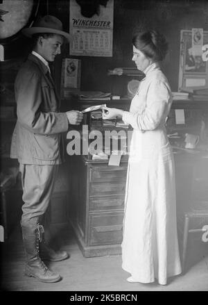 Junge Pfadfinder - Postersparnisse; Pfadfinder Hinterlegung, 1913. Stockfoto