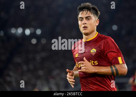 Paulo Dybala von AS Roma blickt auf das Europa League Group C Fußballspiel zwischen AS Roma und Real Betis Balompie im Olimpico-Stadion in Roma ( Stockfoto