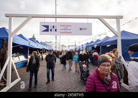 Helsinki, Finnland. 7. Oktober 2022. Touristen besuchen den Helsinki Baltic Hering Market in Helsinki, Finnland, 7. Oktober 2022. Der Helsinki Baltic Hering Market, der 1743 erstmals in Helsinki abgehalten wurde, ist eine der ältesten öffentlichen Veranstaltungen Finnlands. Quelle: Matti Matikainen/Xinhua/Alamy Live News Stockfoto