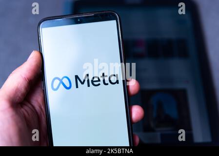 In dieser Abbildung ist das Logo der Firma Meta auf dem Bildschirm eines Mobiltelefons zu sehen. Stockfoto