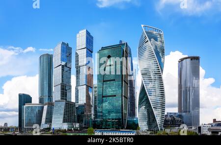 Büro- und Wohnhäuser vor blauem Himmel. Modernes Geschäftsviertel der Stadt. Stockfoto
