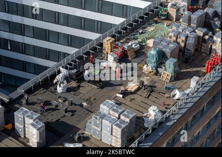 Vogelperspektive auf eine Dachbaustelle. Professionelle Bitumen-Abdichtung auf einem flachen Gebäude. Stockfoto