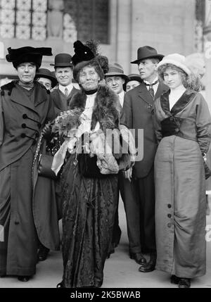 Miss Lucy Burns von C.U.W.S. - Links, mit Frau Emmeline Pankhurst, 1913. Amerikanische und britische Frauenrechtlerinnen und Frauenrechtlerinnen. Lucy Burns leitete die Congressional Union for Woman Suffrage (CUWS), war in der National American Women Suffrage Association aktiv und half bei der Bildung der National Woman's Party. Im Jahr 1913 hatte Frau Pankhurst, Gründerin der sozialen und politischen Union der Frauen, für ihre Bemühungen, die Stimme für Frauen zu gewinnen, bereits drei Gefängnisstrafen verbüßt. Stockfoto