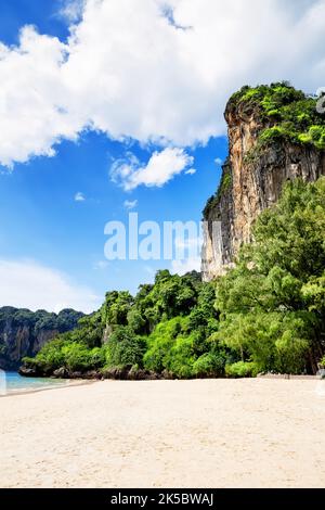 Schöner Sandstrand Railay Beach in der Provinz Krabi. Ao Nang, Thailand. Atemberaubender Blick auf den Railay Beach in Krabi, Thailand Stockfoto